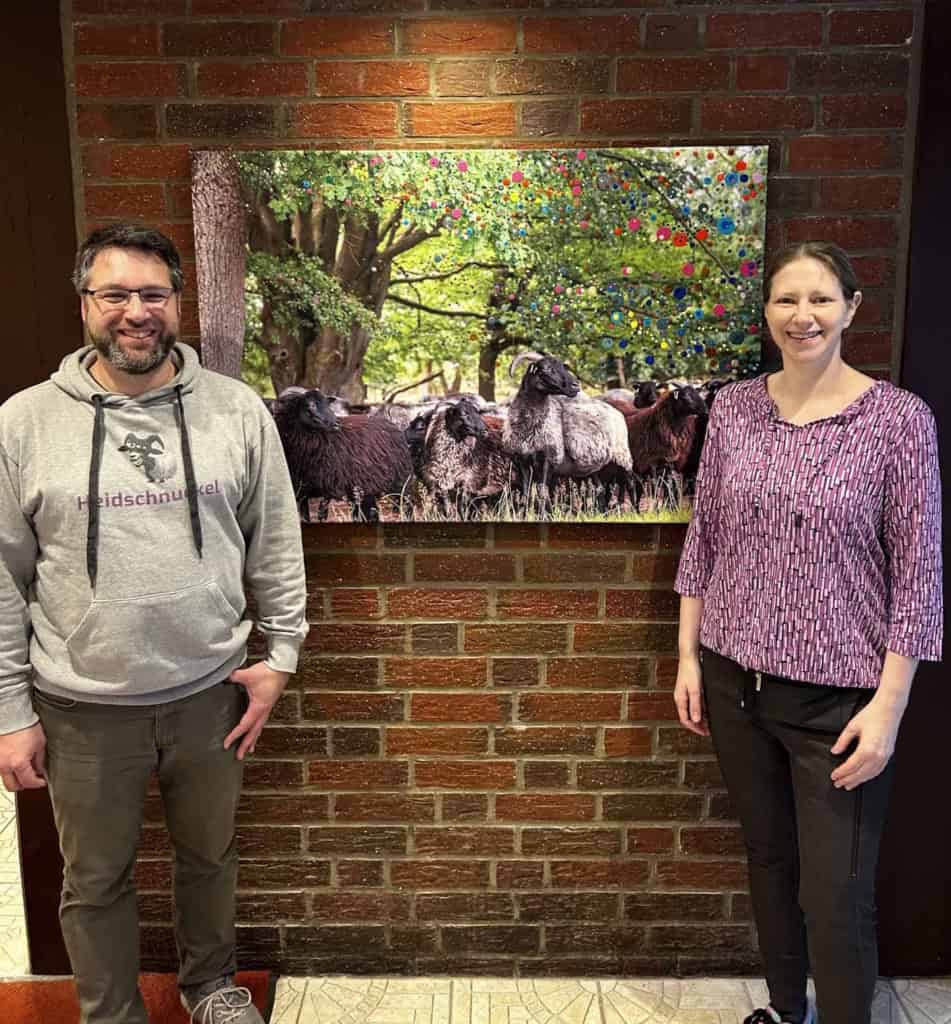 Gerit Grube, Glückspädagogin und Kunstmalerin, mit Dennis Karjetta, der Heidefotograf im Hotel zur Heidschnucke, Asendorf